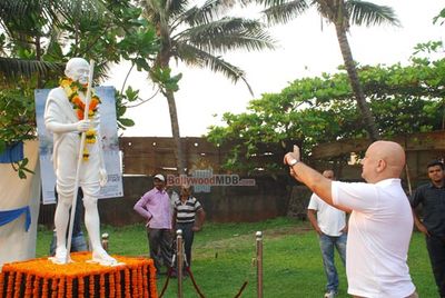 Film 'Ekkees Toppon Ki Salaami' stars launch Clean India Campaign