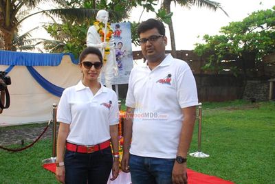 Film 'Ekkees Toppon Ki Salaami' stars launch Clean India Campaign