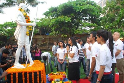 Film 'Ekkees Toppon Ki Salaami' stars launch Clean India Campaign