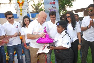 Film 'Ekkees Toppon Ki Salaami' stars launch Clean India Campaign