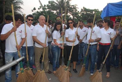 Film 'Ekkees Toppon Ki Salaami' stars launch Clean India Campaign
