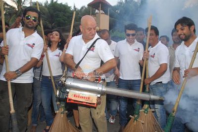 Film 'Ekkees Toppon Ki Salaami' stars launch Clean India Campaign