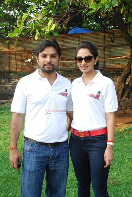 Film 'Ekkees Toppon Ki Salaami' stars launch Clean India Campaign