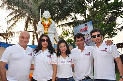 Film 'Ekkees Toppon Ki Salaami' stars launch Clean India Campaign