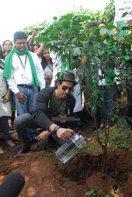 Hrithik Roshan and Subhash Ghai participates in Clean India Campaign at Whistling Woods International