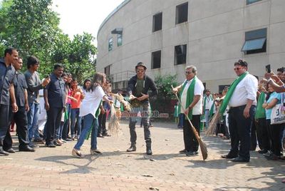 Hrithik Roshan and Subhash Ghai participates in Clean India Campaign at Whistling Woods International