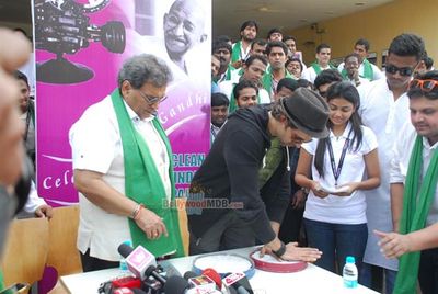 Hrithik Roshan and Subhash Ghai participates in Clean India Campaign at Whistling Woods International