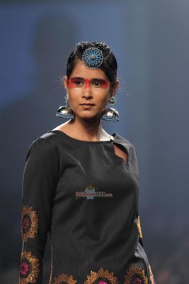 Aki Narula creates Future Of Fashion at the Myntra Fashion Weekend 2014