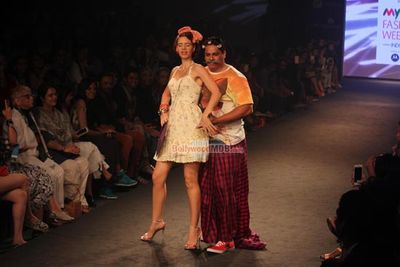 Kalki Koechlin and Cyrus Broacha walk the ramp for stylist Ami Patel at the Myntra Fashion Weekend 2014