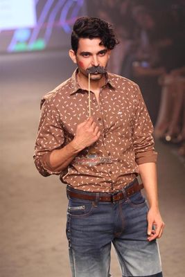 Kalki Koechlin and Cyrus Broacha walk the ramp for stylist Ami Patel at the Myntra Fashion Weekend 2014