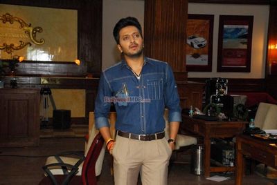 Vivek Oberoi, Riteish Deshmukh and Rhea Chakraborty on the sets of film 'Bank Chor'