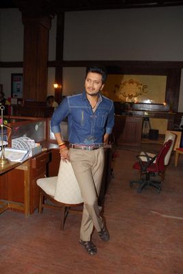 Vivek Oberoi, Riteish Deshmukh and Rhea Chakraborty on the sets of film 'Bank Chor'