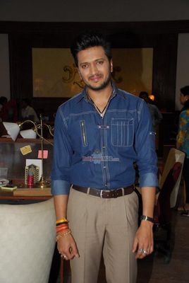 Vivek Oberoi, Riteish Deshmukh and Rhea Chakraborty on the sets of film 'Bank Chor'