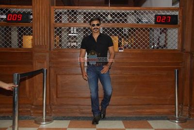 Vivek Oberoi, Riteish Deshmukh and Rhea Chakraborty on the sets of film 'Bank Chor'