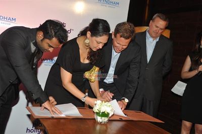 Gauri Khan with Sachiin Joshi at the signing ceremony of First Planet Hollywood Hotel in India