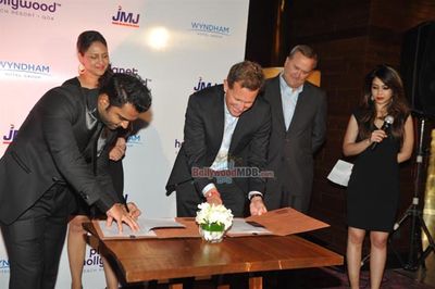 Gauri Khan with Sachiin Joshi at the signing ceremony of First Planet Hollywood Hotel in India