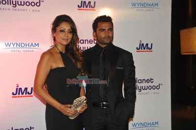 Gauri Khan with Sachiin Joshi at the signing ceremony of First Planet Hollywood Hotel in India