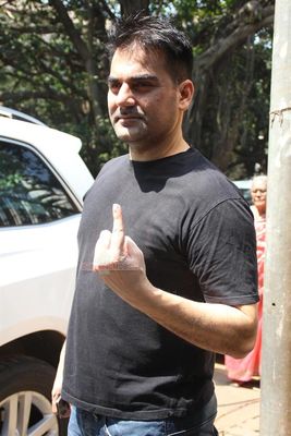 Bollywood celebs cast their votes in Maharashtra State Elections 2014
