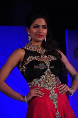 Parvathy Omanakuttan, Juhi Babbar and Anup Soni walk the ramp for designer Nisha Sagar