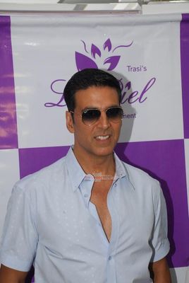 Akshay Kumar, Raakhee Gulzar and Urvashi Rautela at the launch of skin clinic- La Piel