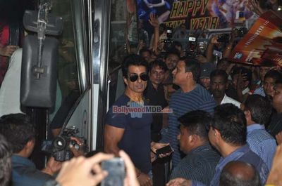Shah Rukh Khan visits Gaiety Galaxy Cinemas with 'Happy New Year' team