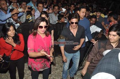 Shah Rukh Khan visits Gaiety Galaxy Cinemas with 'Happy New Year' team