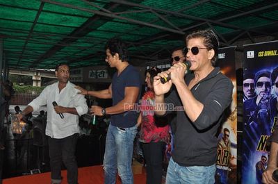 Shah Rukh Khan visits Gaiety Galaxy Cinemas with 'Happy New Year' team