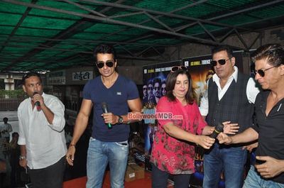 Shah Rukh Khan visits Gaiety Galaxy Cinemas with 'Happy New Year' team