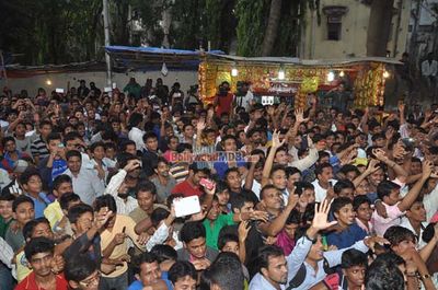 Shah Rukh Khan visits Gaiety Galaxy Cinemas with 'Happy New Year' team