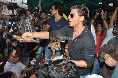 Shah Rukh Khan visits Gaiety Galaxy Cinemas with 'Happy New Year' team