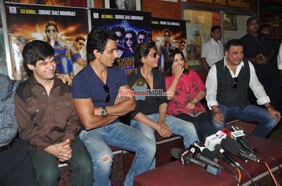 Shah Rukh Khan visits Gaiety Galaxy Cinemas with 'Happy New Year' team