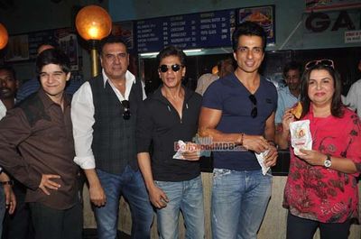 Shah Rukh Khan visits Gaiety Galaxy Cinemas with 'Happy New Year' team