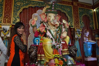 Poonam Pandey visits Andhericha Raja Ganesh Pandal