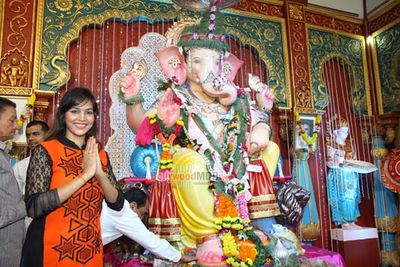 Poonam Pandey visits Andhericha Raja Ganesh Pandal