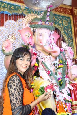 Poonam Pandey visits Andhericha Raja Ganesh Pandal