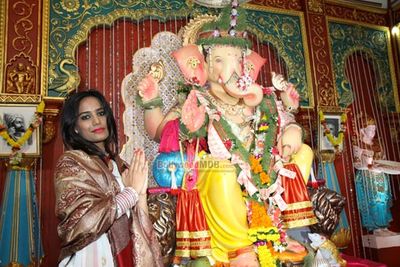 Poonam Pandey visits Andhericha Raja Ganesh Pandal