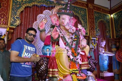 Poonam Pandey visits Andhericha Raja Ganesh Pandal