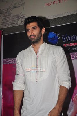 Parineeti Chopra and Aditya Roy Kapur kickstart Vaayu Festival at NMIMS College