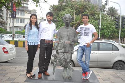 Film 'Ekkees Toppon Ki Salaami' stars pay ode to RK Laxman's common man statue