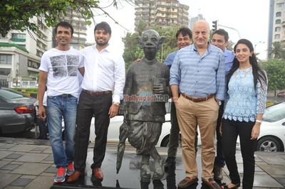 Film 'Ekkees Toppon Ki Salaami' stars pay ode to RK Laxman's common man statue
