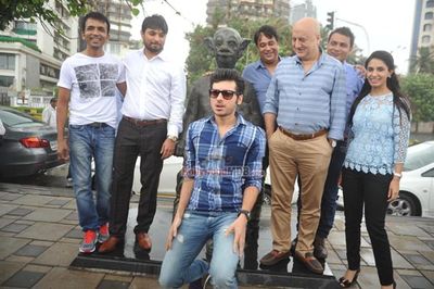 Film 'Ekkees Toppon Ki Salaami' stars pay ode to RK Laxman's common man statue