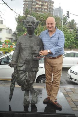 Film 'Ekkees Toppon Ki Salaami' stars pay ode to RK Laxman's common man statue