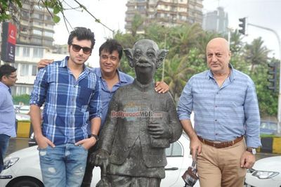 Film 'Ekkees Toppon Ki Salaami' stars pay ode to RK Laxman's common man statue