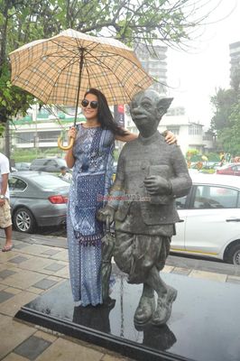 Film 'Ekkees Toppon Ki Salaami' stars pay ode to RK Laxman's common man statue