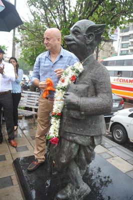 Film 'Ekkees Toppon Ki Salaami' stars pay ode to RK Laxman's common man statue