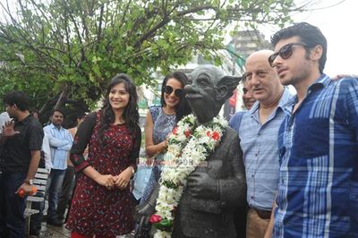 Film 'Ekkees Toppon Ki Salaami' stars pay ode to RK Laxman's common man statue