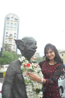 Film 'Ekkees Toppon Ki Salaami' stars pay ode to RK Laxman's common man statue