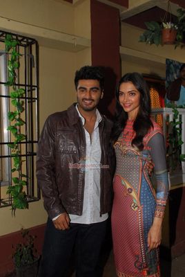 Arjun Kapoor and Deepika Padukoneon the sets of serial \'Yeh Hai Mohabbatein\'