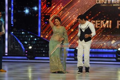 Deepika Padukone and Arjun Kapoor on show Jhalak Dikhhla Jaa 7