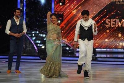 Deepika Padukone and Arjun Kapoor on show Jhalak Dikhhla Jaa 7
